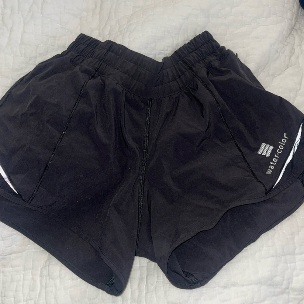 black lululemon shorts
